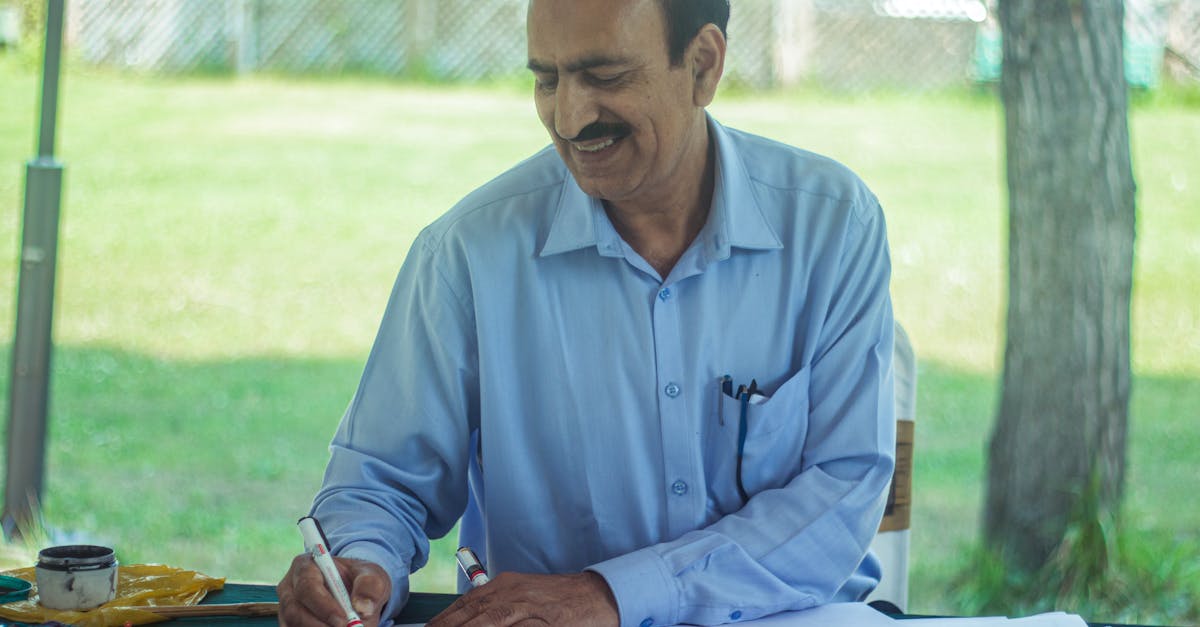 découvrez la beauté de la calligraphie arabe, un art traditionnel alliant élégance et finesse des motifs pour sublimer chaque texte.